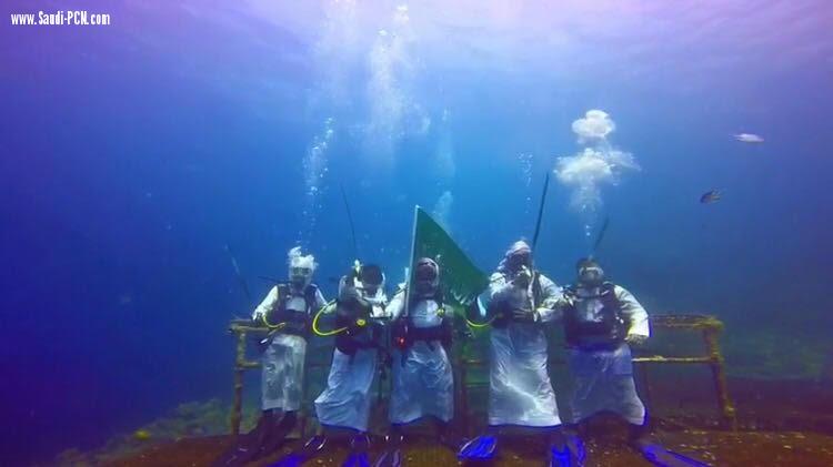 فريق صدى الأعماق السعودي للغوص يحتفل باليوم الوطني تحت أعماق البحر 
